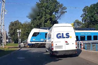 Řidič ve Šternberku ujížděl hlídce a na přejezdu ho smetl vlak. Policie zveřejnila video | Novinky.cz: Krimi